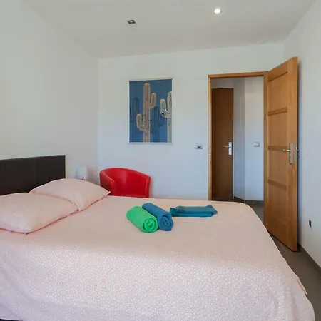 Casa Reine Jeanne- Ideal Groups & Family -central Near Train Station - Parking - New&confort-ac Lejlighed *